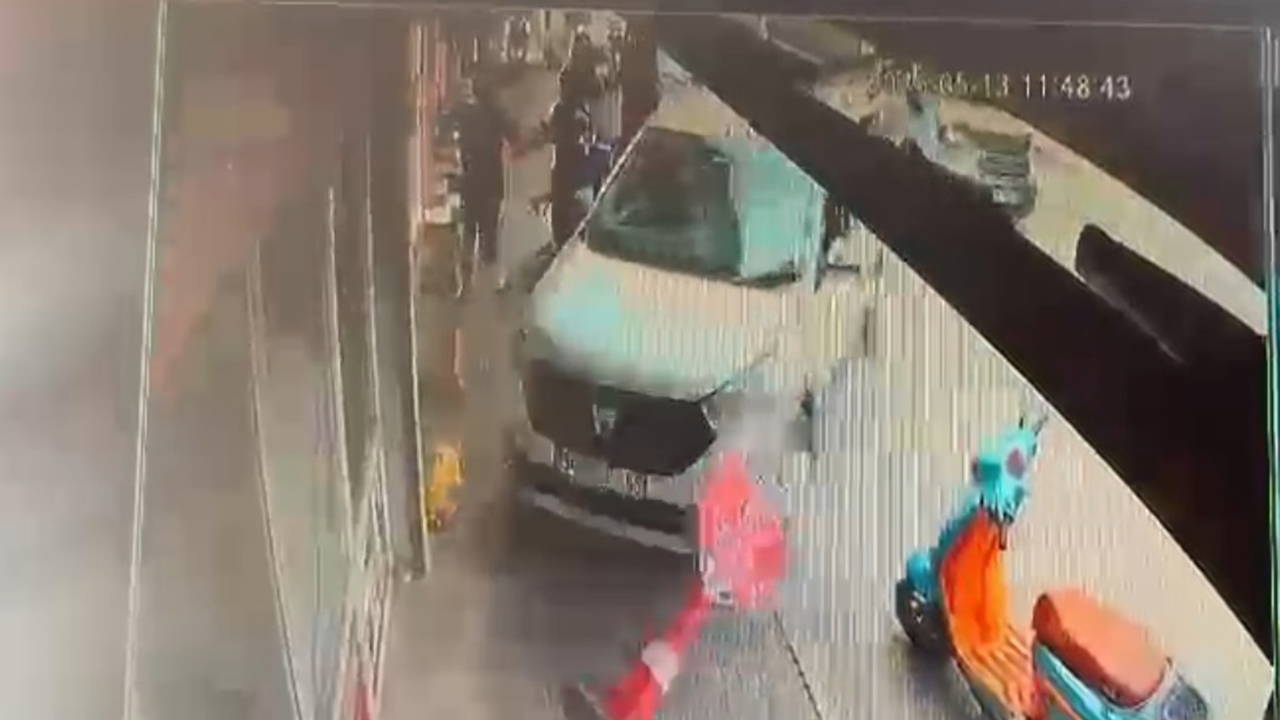 Araç kaldırıma çıktı... Yayalar son anda kurtuldu!