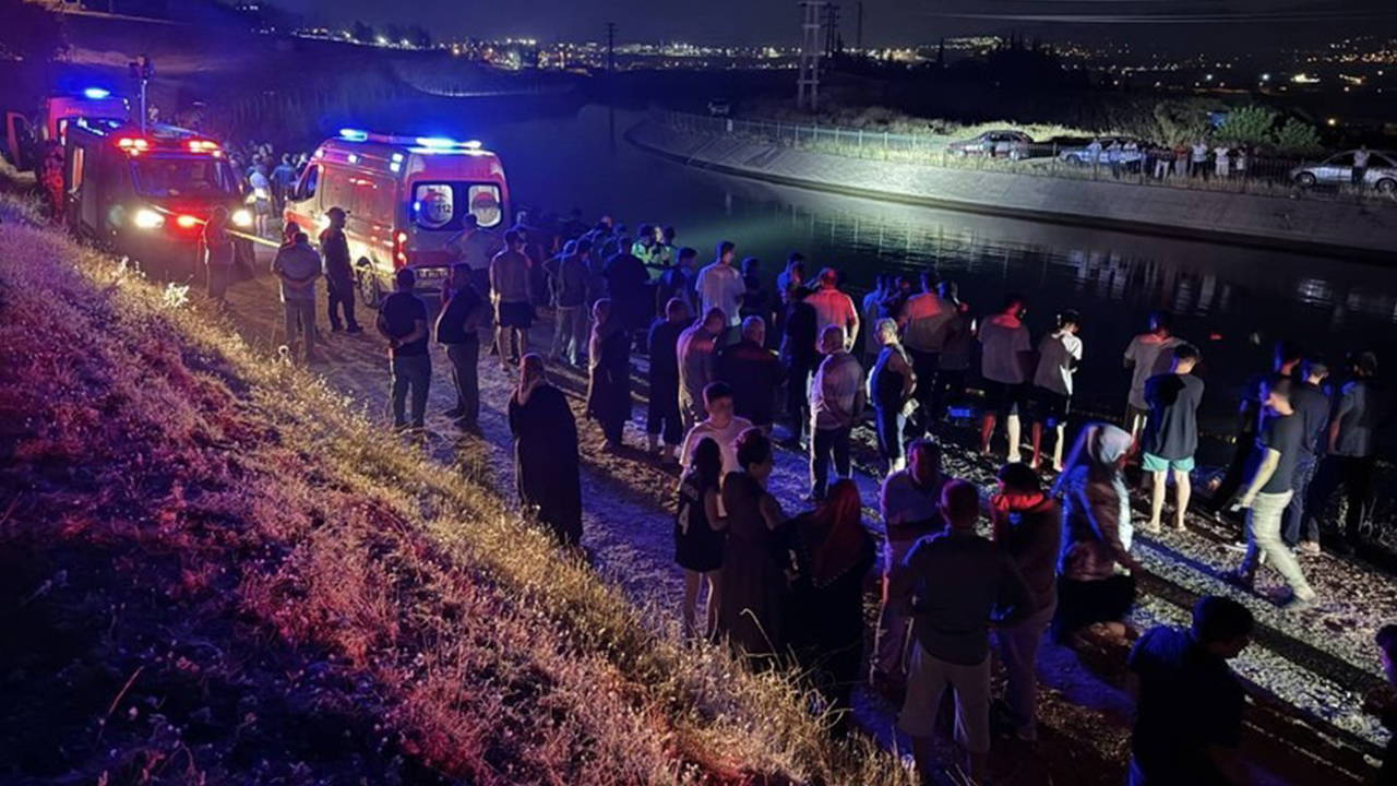 Otomobil su kanalına devrildi: Baba ve oğlu hayatını kaybetti