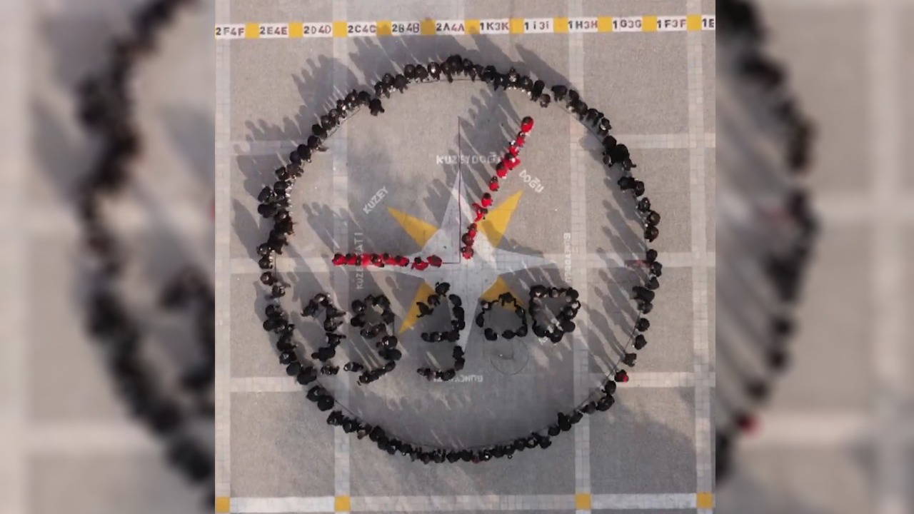 Elazığ'da öğrenciler '10 Kasım' kareografisi ile Atatürk'ü andı