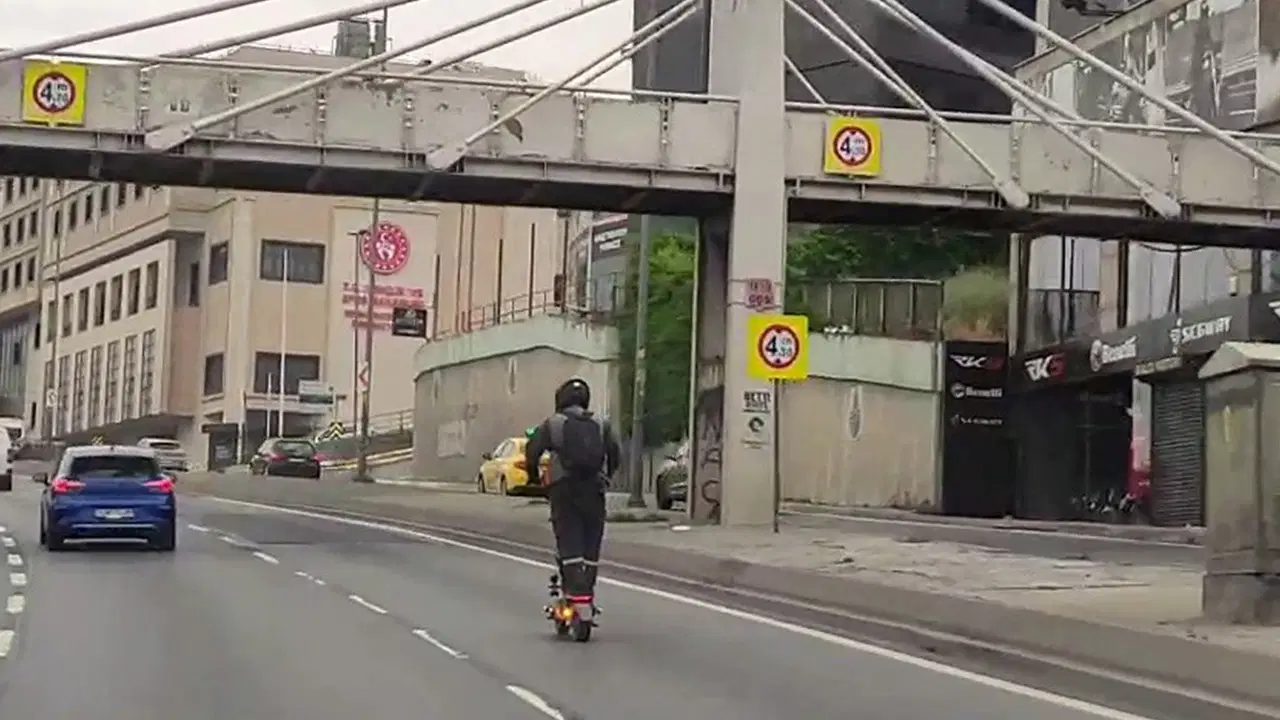E-5’te dehşet anları: Yoğun trafikte scooter ile 'deli cesareti' yolculuk!
