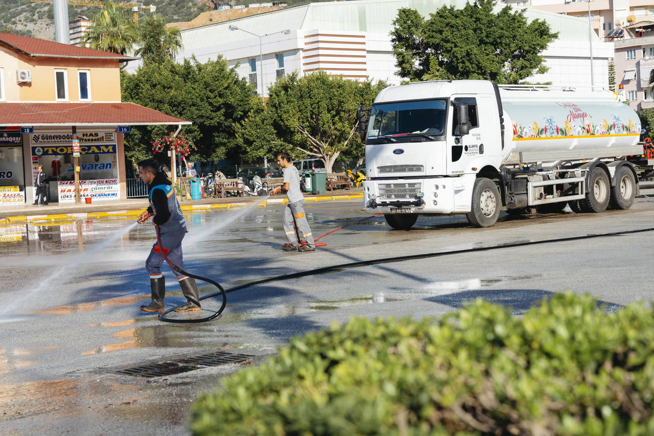 Alanya'da aşırı yağışın ardından temizlik çalışmaları başladı