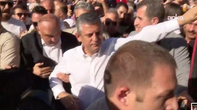 Özel’e Gaziantep’te yoğun ilgi: Kalabalıktan esnaf ziyaretini yapamadı