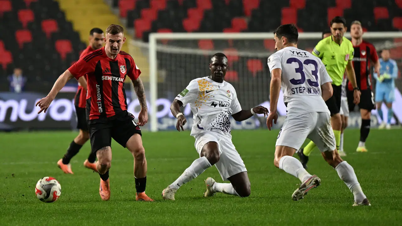 Süper Lig'de ilginç an: Futbolcular kavga ederken hakem golü verdi