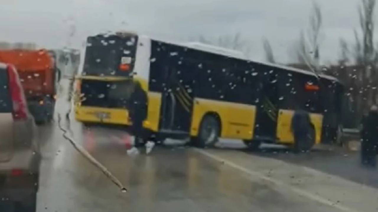 Büyükçekmece'de İETT otobüsü kaza yaptı: Ekipler sevk edildi, yaralılar var!