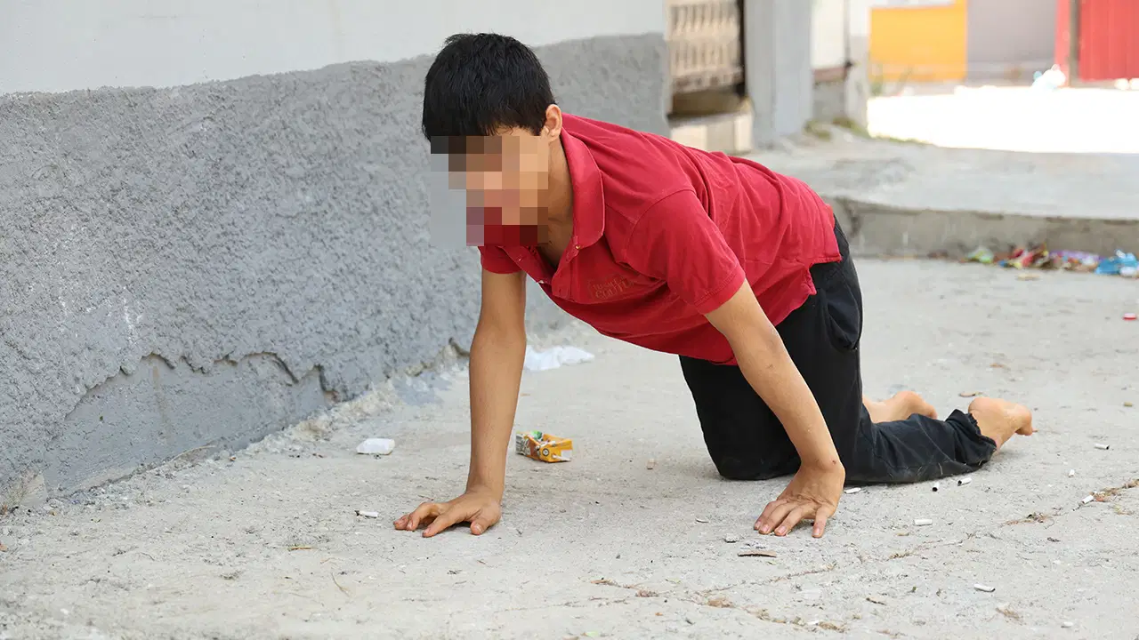 Enes'in tekerlekli sandalyesi çalındı...  Sokaklarda emeklemek zorunda kalıyor!