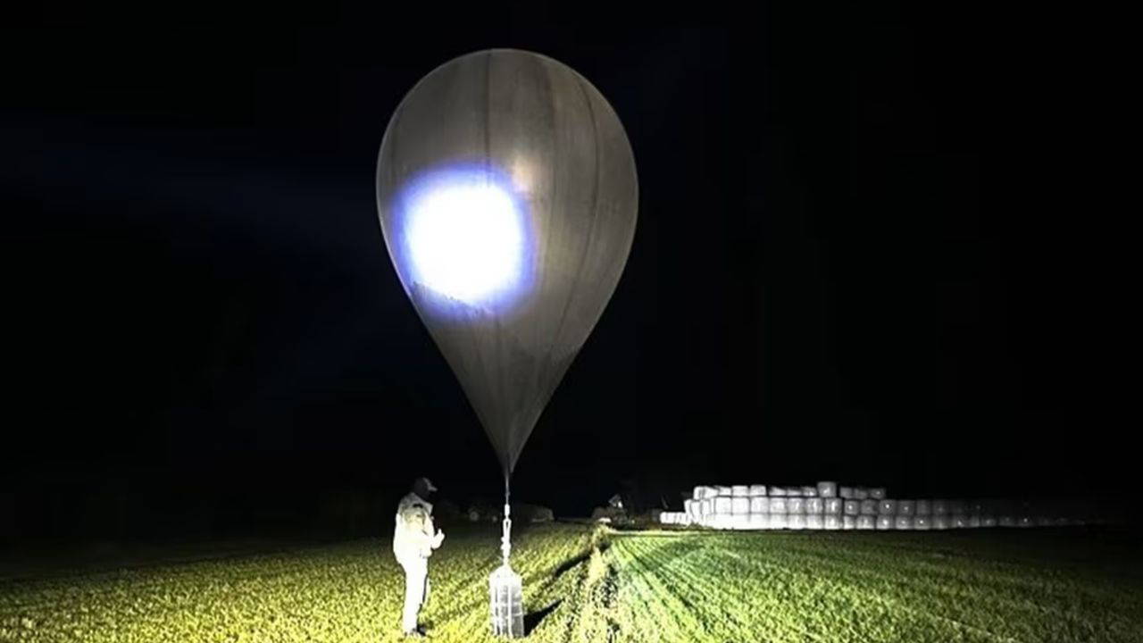Kaçak sigara taşıyan balonlar, havaalanını saatlerce kapattı