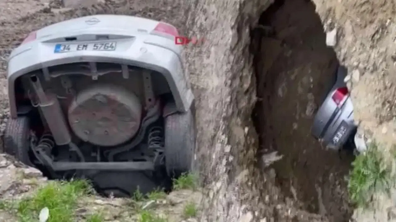 Esenyurt’ta obruk... Araç içinde kayboldu: 'Hiç üzülmedim, hatta sevindim'