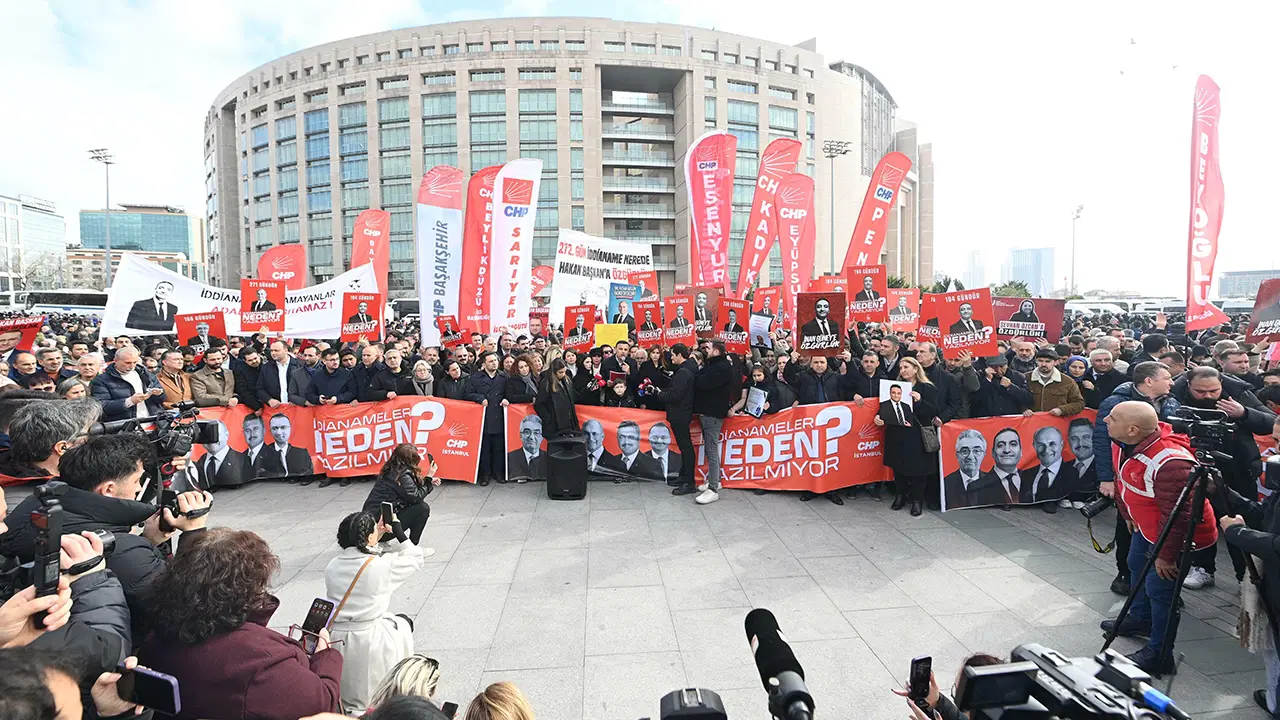 CHP'den tutuklu 5 belediye başkanı için Çağlayan'da eylem: 'Kazanamadıkları belediyelere çökmeye çalıştılar!'