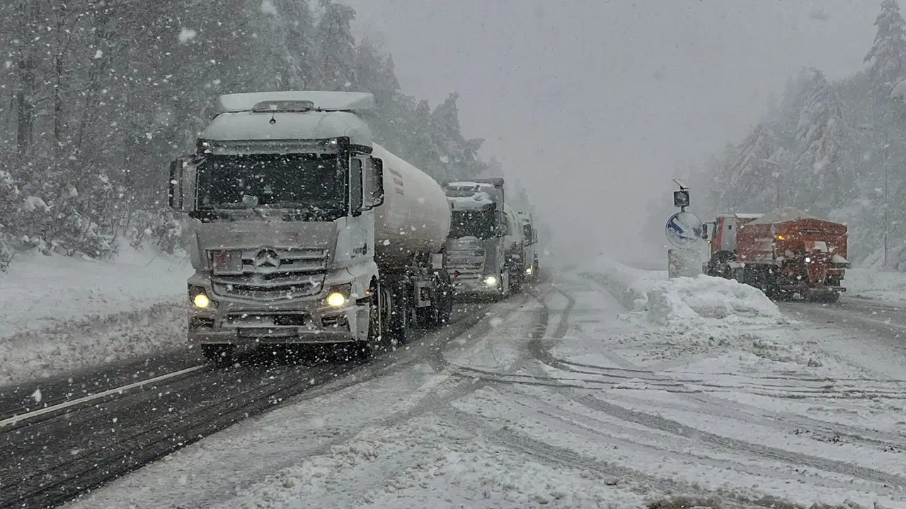 Bolu Dağı geçişinde yoğun kar yağışı ve tipi etkili oluyor