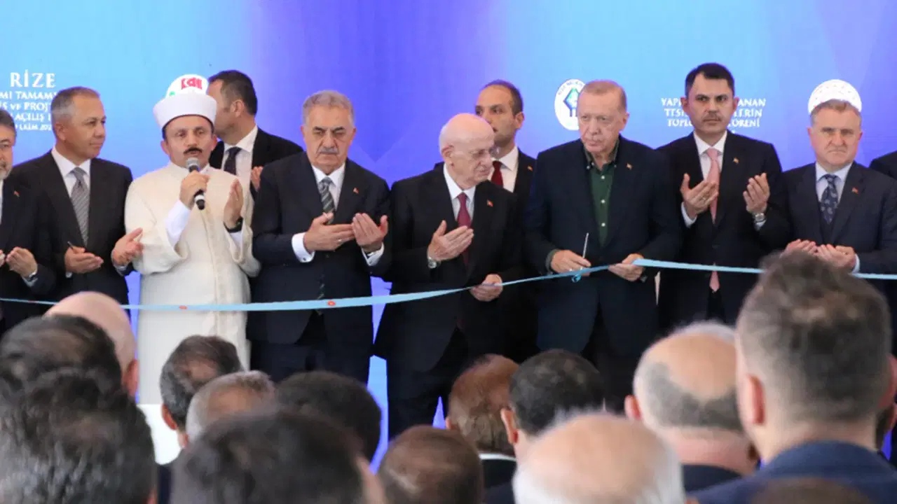 O anlar kamerada... Erdoğan'a temel atma töreninde 'İsmail Kahraman' sürprizi: 'Lütfen efendim, isminizi bağışlayın efendim'