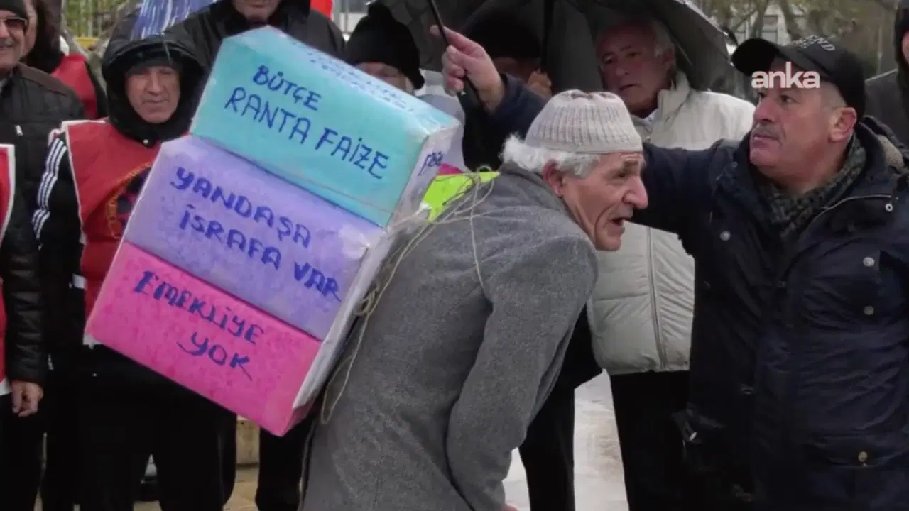 EYT’lilerden İstanbul’da eylem: 'En düşük emekli maaşının 50 bin liraya çekilerek, seyyanen 35 bin lira zam istiyoruz'