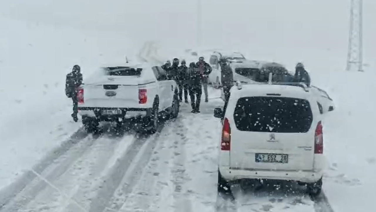 Muş’ta 3 araçta mahsur kalanlar kurtarıldı
