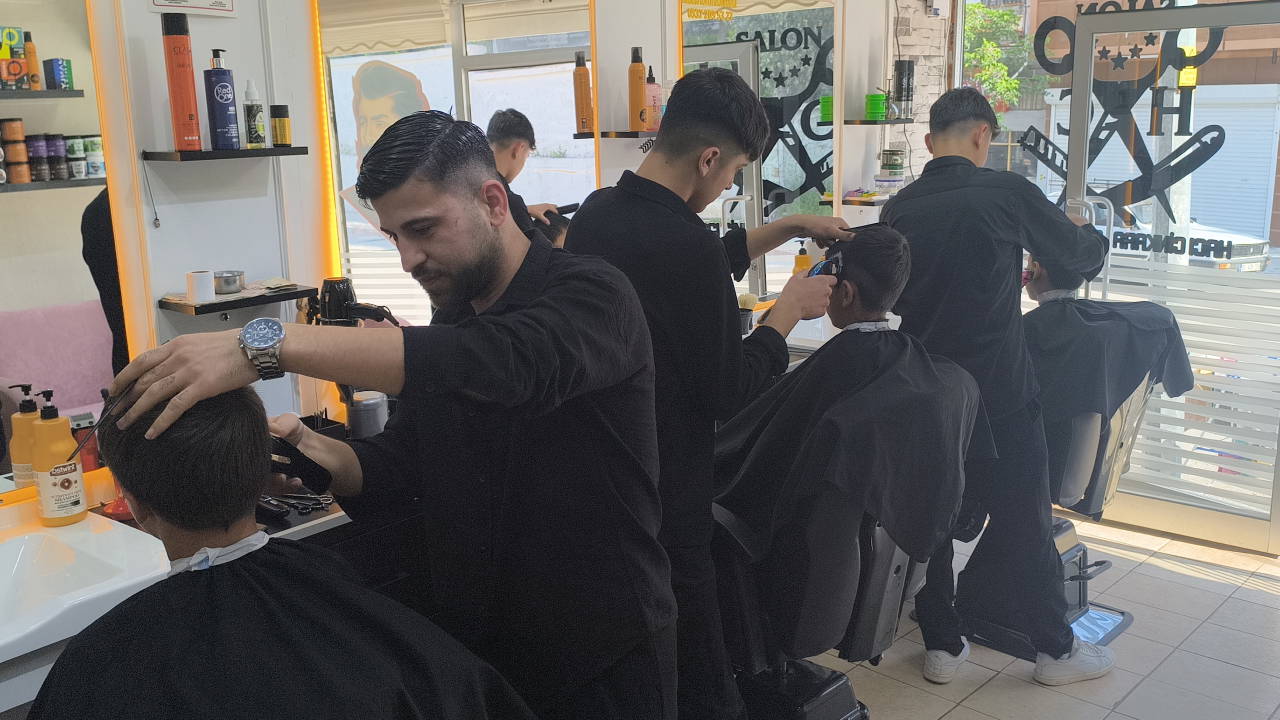 Osmaniyeli berberden çocuklara '23 Nisan' sürprizi