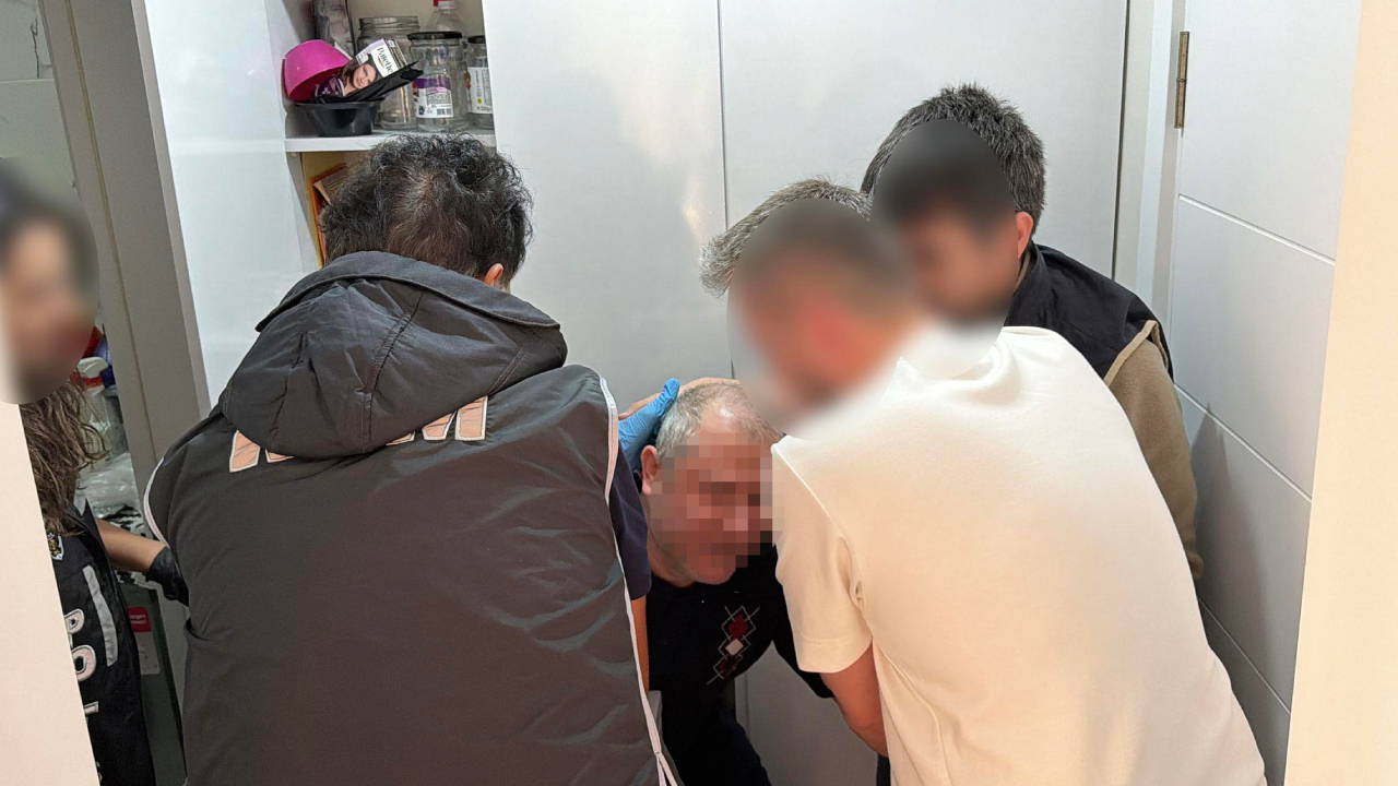 FETÖ'nün sözde 'köyler abisi' çamaşır makinesinin arkasındaki gizli bölmede yakalandı