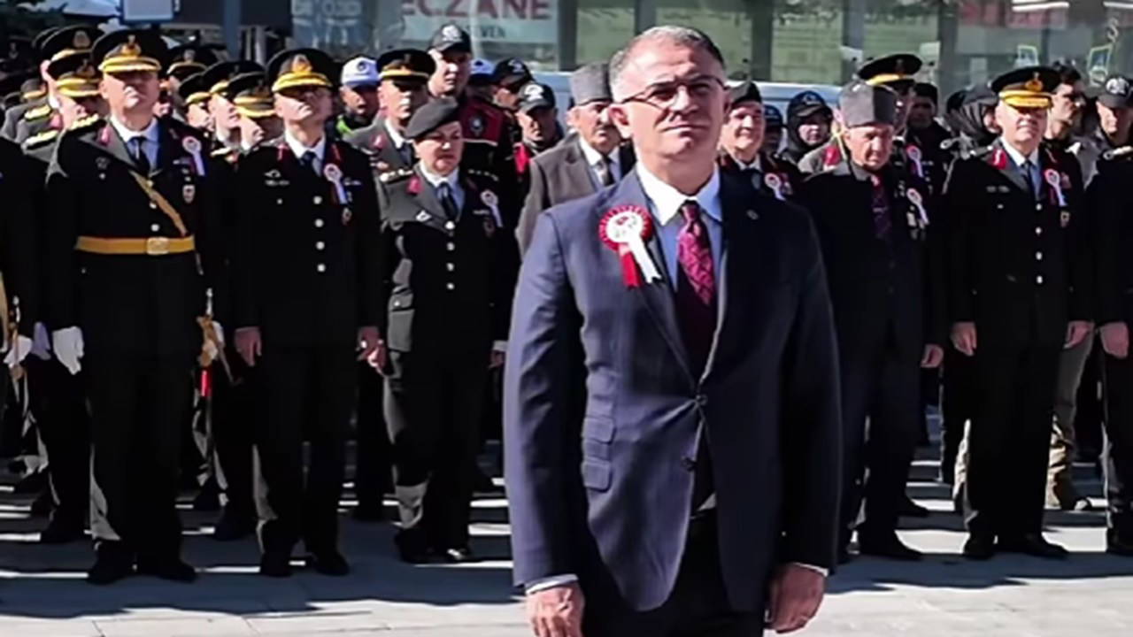 Van'daki 29 Ekim töreninde ilginç görüntüler: Vali, Grup Yorum'la yürüdü!