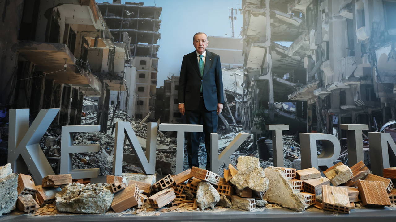 Erdoğan sergide enkaz önünde poz verdi... CHP'den tepki geldi: '23 yılı daha iyi özetleyen bir kare olamaz!'