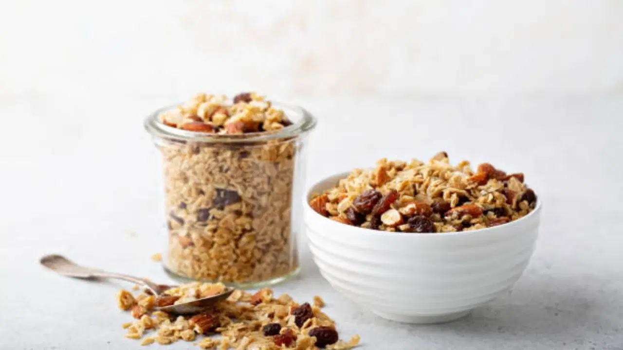 Güne enerjik başlamanın en lezzetli yolu: Ev yapımı granola tarifi