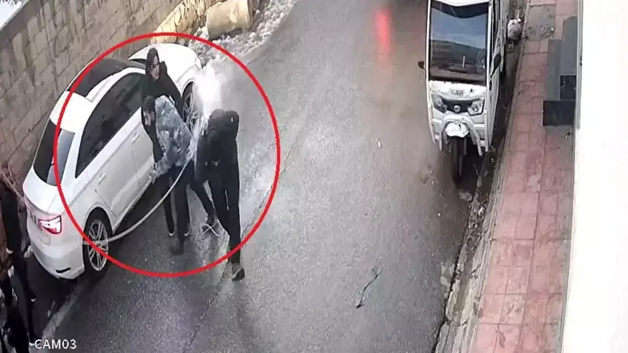 Dehşet anları kamerada: Kopan elektrik teli, üzerine düştüğü kişinin montunu yaktı