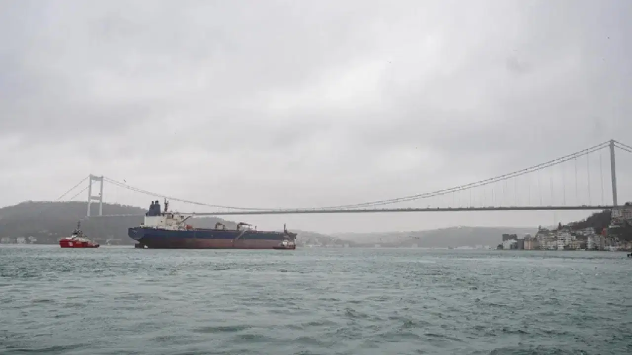 İstanbul Boğazı'nda Kargo Gemisi Arızası Nedeniyle Trafik Durduruldu