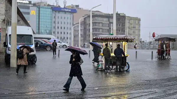 AKOM İstanbul için tarih ve saat verdi: Kuvvetli yağış ve fırtına uyarısı