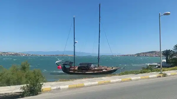 Ayvalık'ta kuvvetli rüzgar: Yelkenli tekne kıyıya vurdu