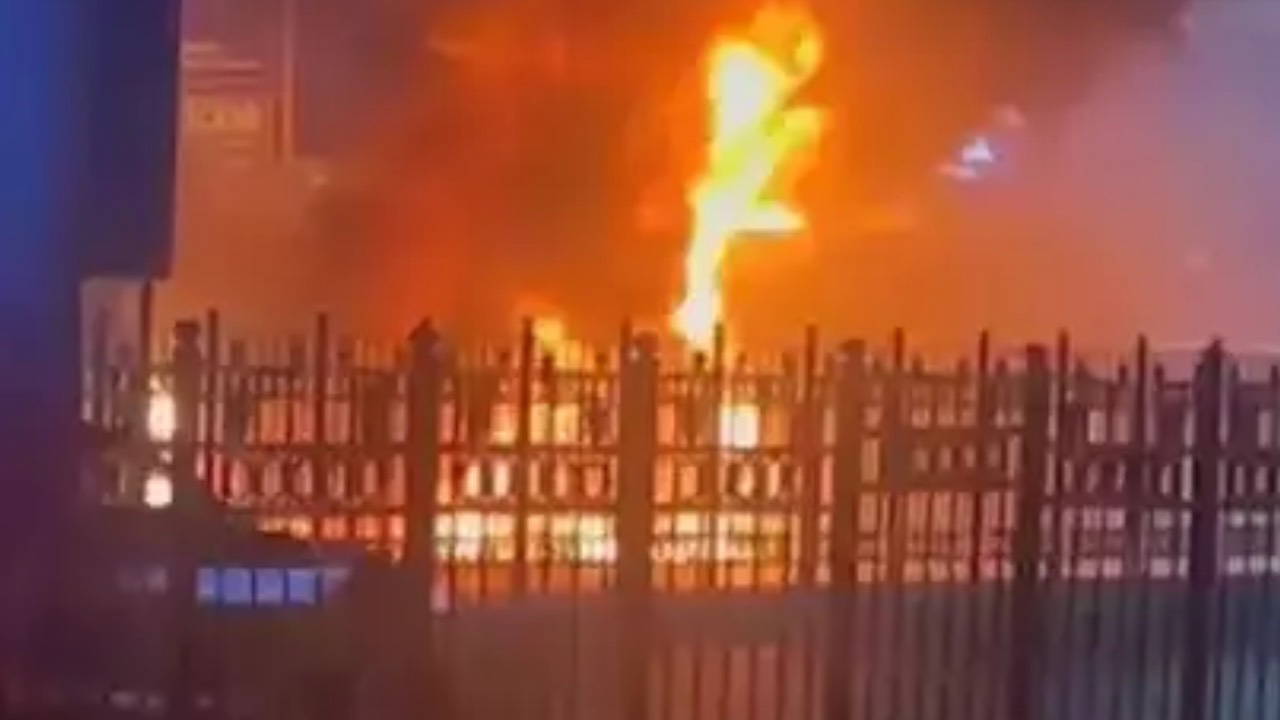 Alevler park halindeki 2 araca daha sıçradı…