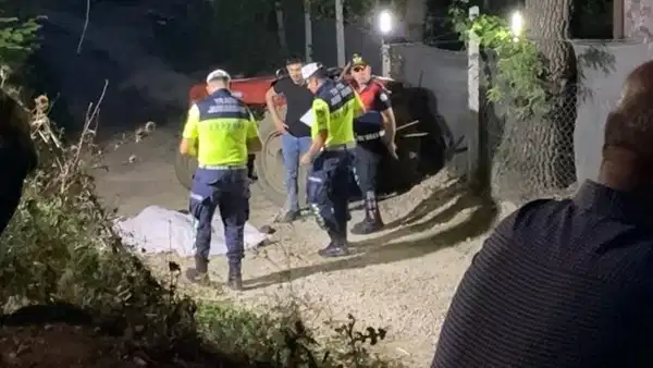 Devrilen traktörün altında kalan 75 yaşındaki sürücü hayatını kaybetti