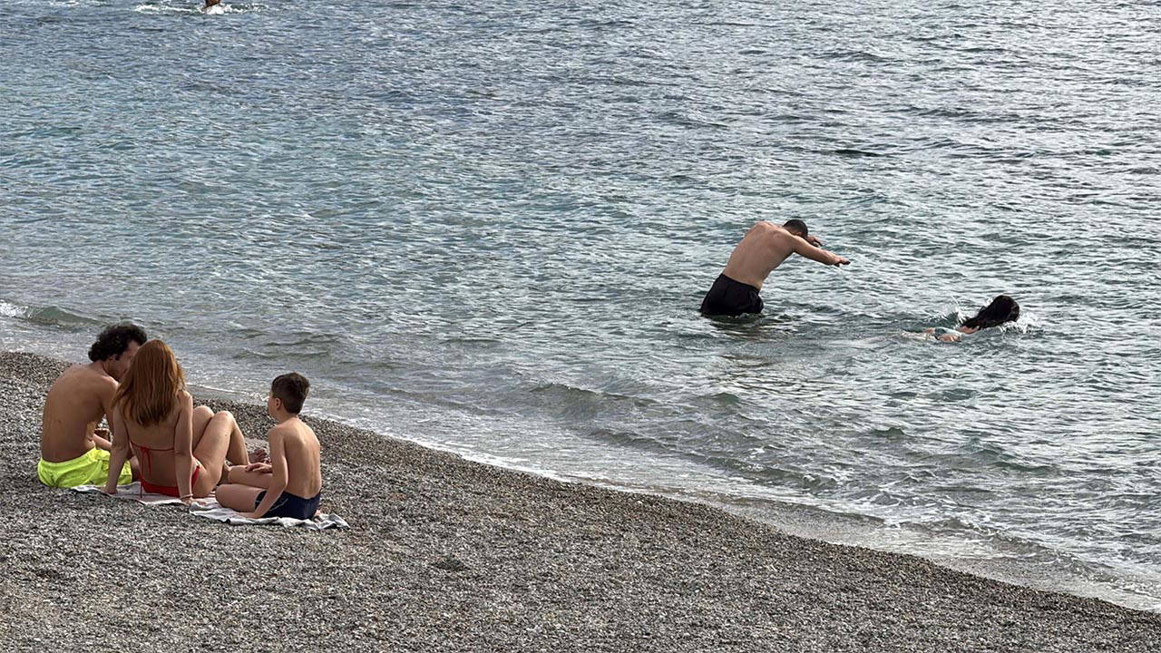 Bodrum'da sağanağa rağmen turistler denize girdi