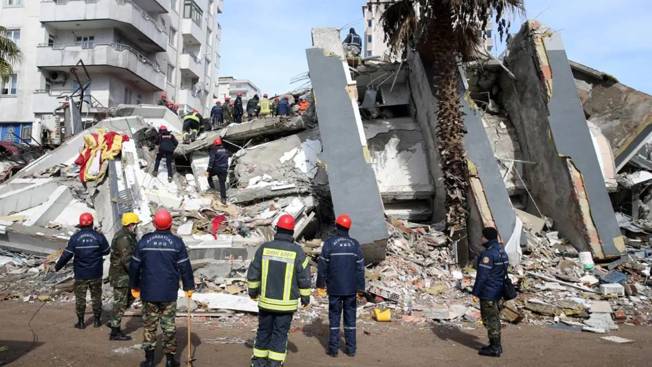 Depremde yıkılan Ezgi Apartmanı davası: Tutuklu sanıkları duruşmaya geç getiren personele suç duyurusu