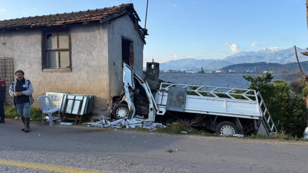 Kontrolden çıkan kamyonet eve çarptı: 1 ölü