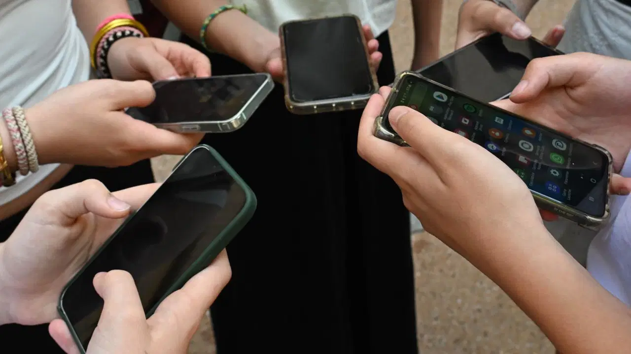 Fransa’da liselerde cep telefonu yasağı yürürlüğe girdi