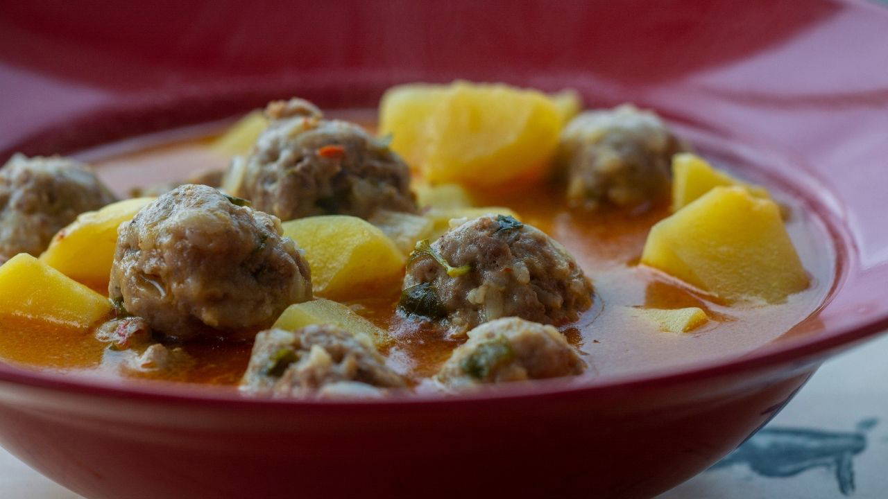 Geleneksel lezzetiyle pratik ve doyurucu yemek: Sulu köfte tarifi