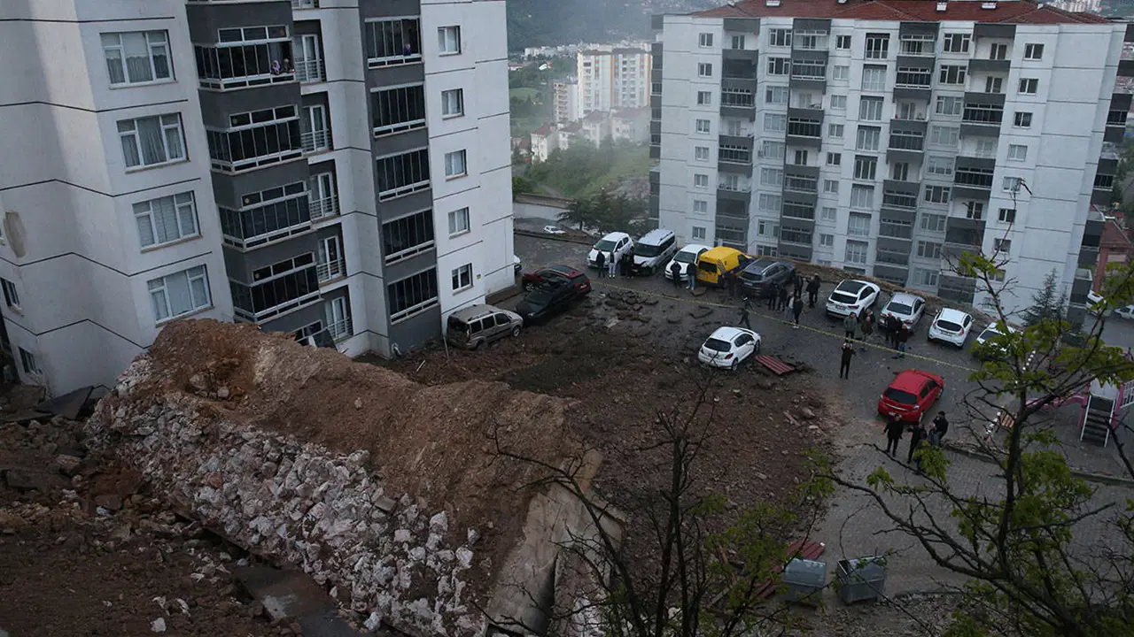 Tokat'ta panik anları: Bir sitenin istinat duvarı çöktü