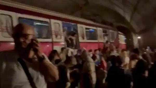 İstanbul'da metro raydan çıktı: Yolcular tahliye edildi