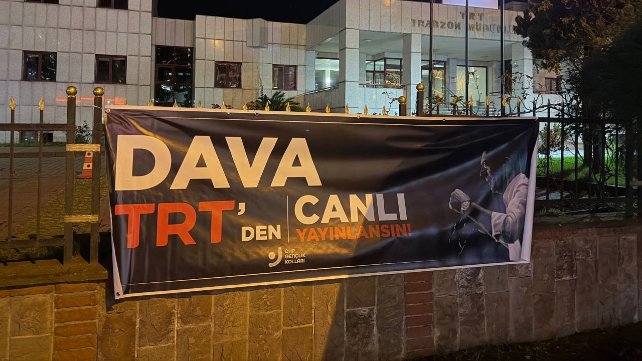 Trabzon'da CHP'li gençlerden TRT önüne 'Duruşmayı Canlı Yayınla' pankartı