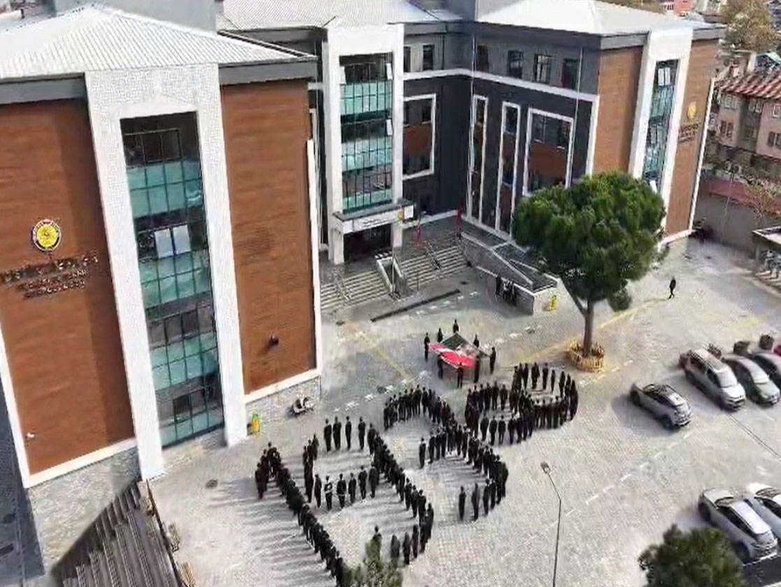 Bursa’da öğrencilerden duygulandıran '10 Kasım' koreografisi: Atatürk imzası ve 1938 yılı canlandırıldı