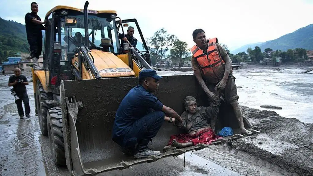 Nepal-Çin sınırında buzul çöktü, dev sel dalgası köyleri sürükledi: 168 ölü, 1300’den fazla kayıp