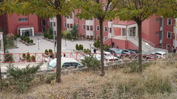 Üniversitede kadın memuru rehin alan şüpheli, susma hakkını kullandı