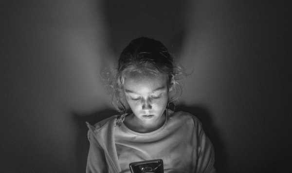 Öğrenciler okul günlerinin üçte birini telefonda geçiriyor