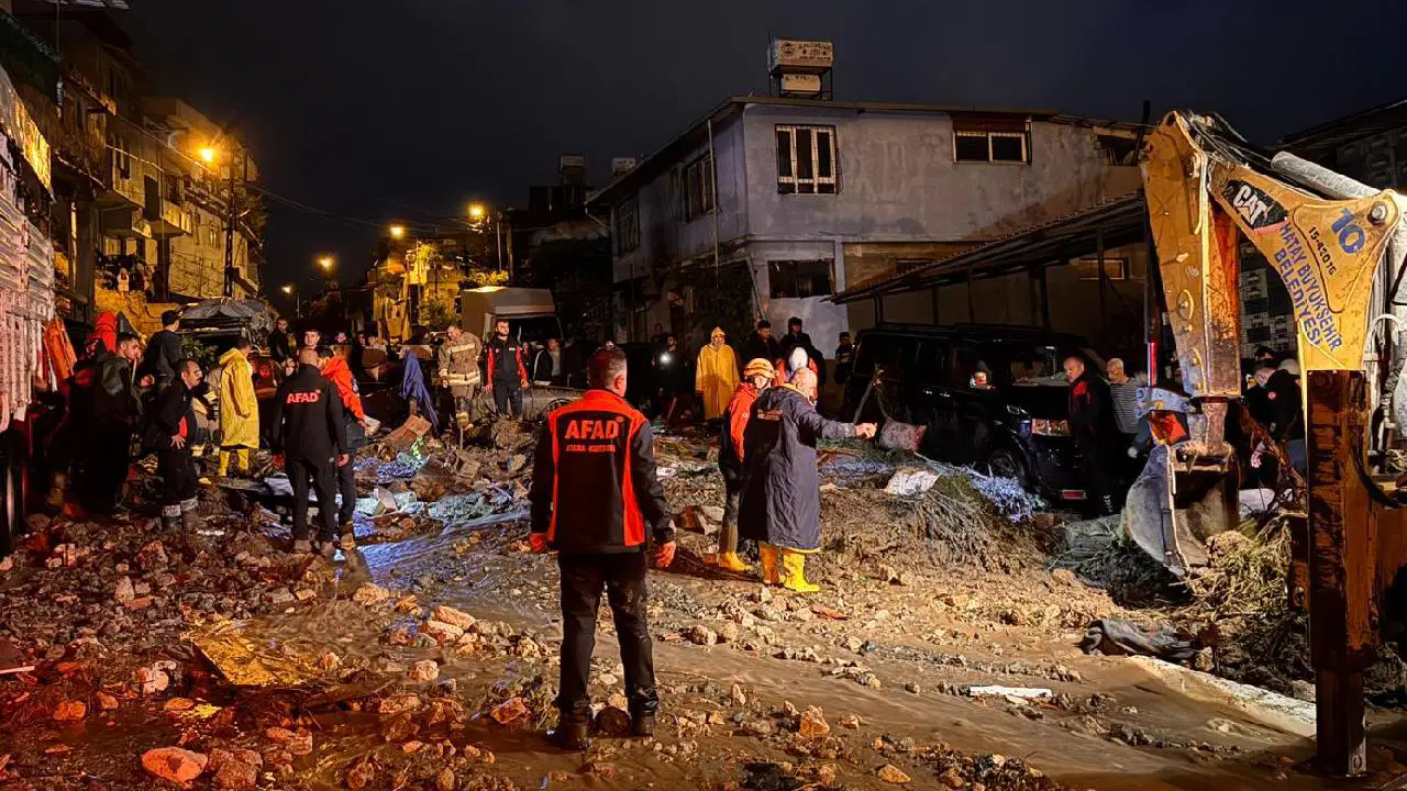 Hatay'da sel faciası... Tek katlı ev çöktü: Ölü ve yaralılar var