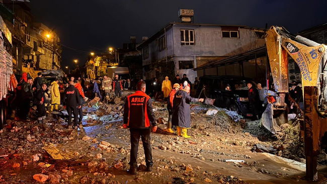 Ev çöktü... Ölü ve yaralılar var