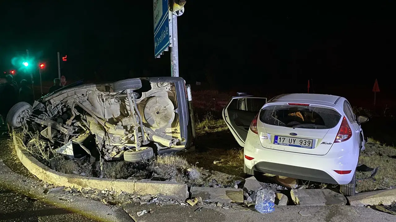 Çanakkale'de faciadan dönüldü! Kavşakta otomobiller çarpıştı: 1'i ağır, 3 yaralı