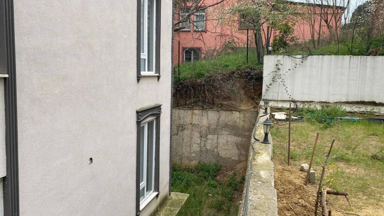 Fidan dikiyordu: Sitesinin bahçesine insan kemikleri ve kafatası buldu!