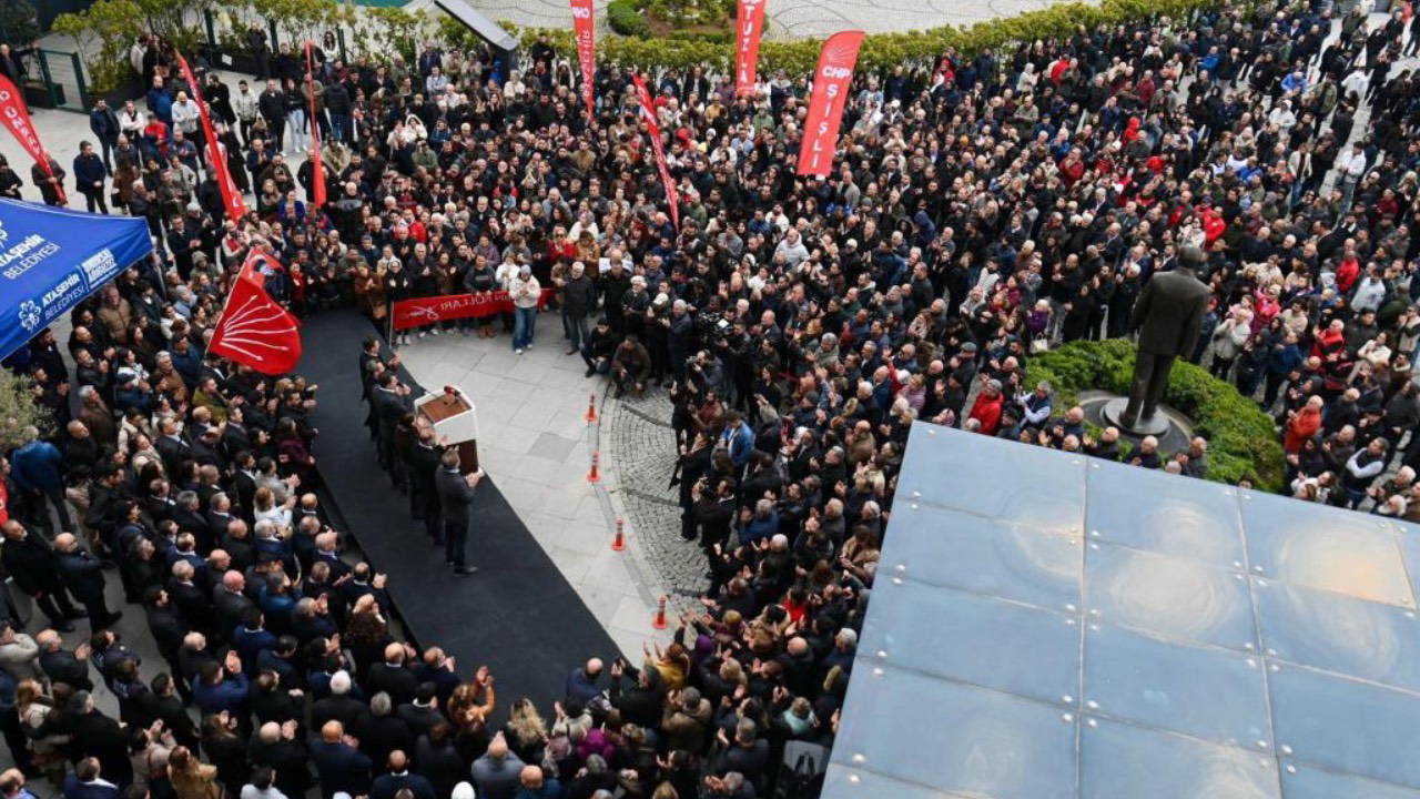 Ataşehir’de gözaltı protestosu... Yurttaşlar Onursal Adıgüzel'e destek için belediye binası önünde toplandı