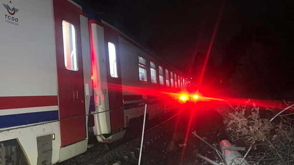 Tren lokomotifi raydan çıkmıştı: 13 saat sonra yerine oturtuldu!