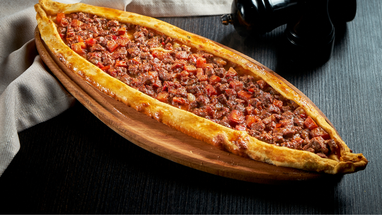 Türk mutfağının vazgeçilmezi: Kıymalı pide tarifi