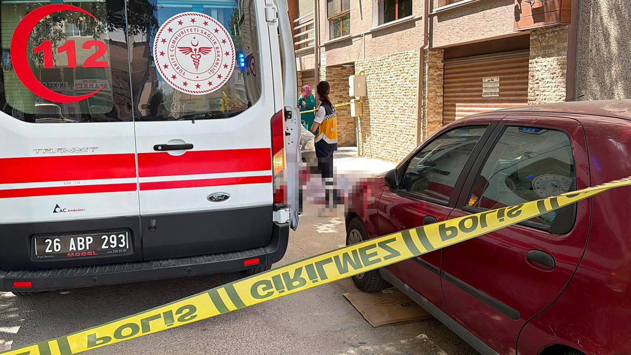 Eskişehir'de apartman penceresinde feci kaza: Korkuluk kırılınca üçüncü kattan düşen kadın hayatını kaybetti