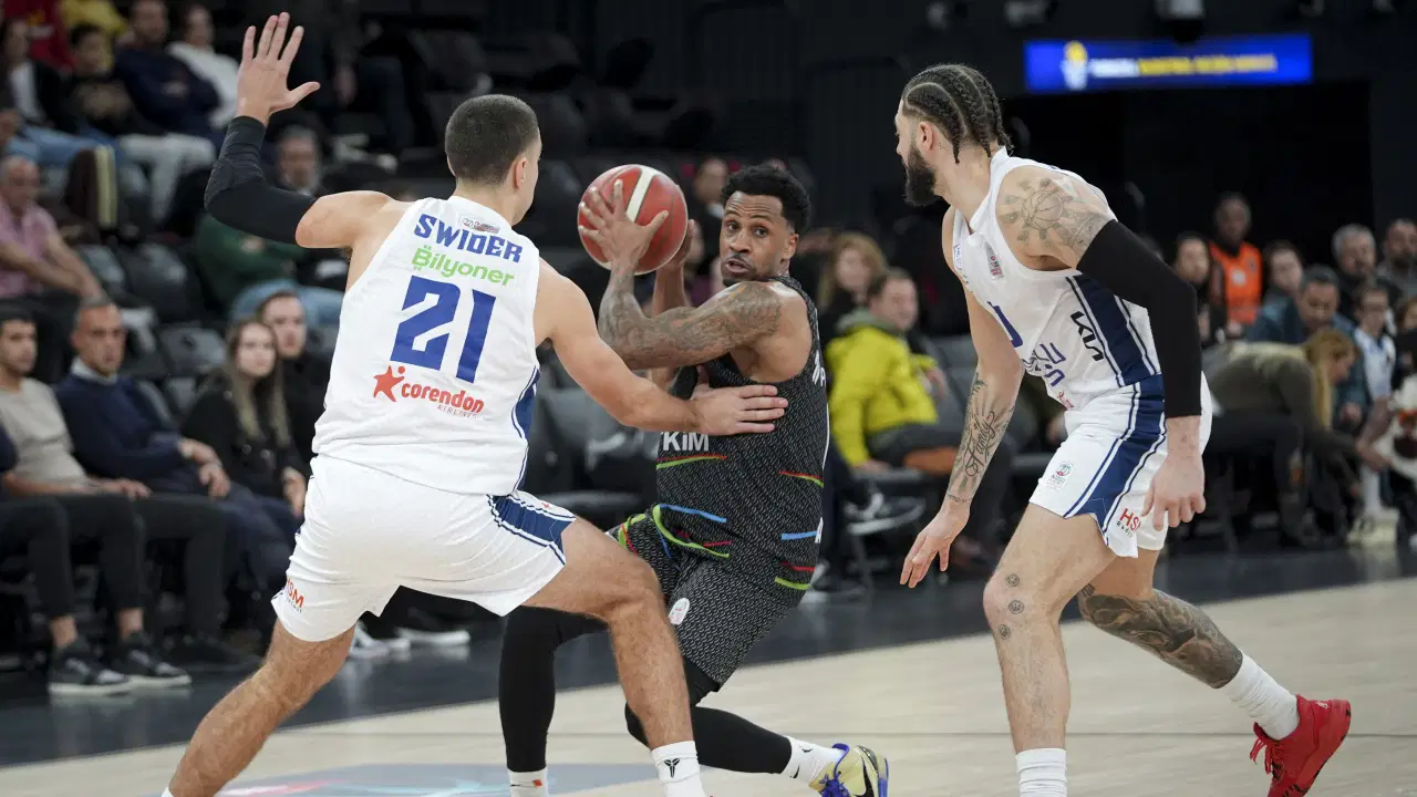Anadolu Efes kendi evinde Aliağa Petkimspor'a kayıp!