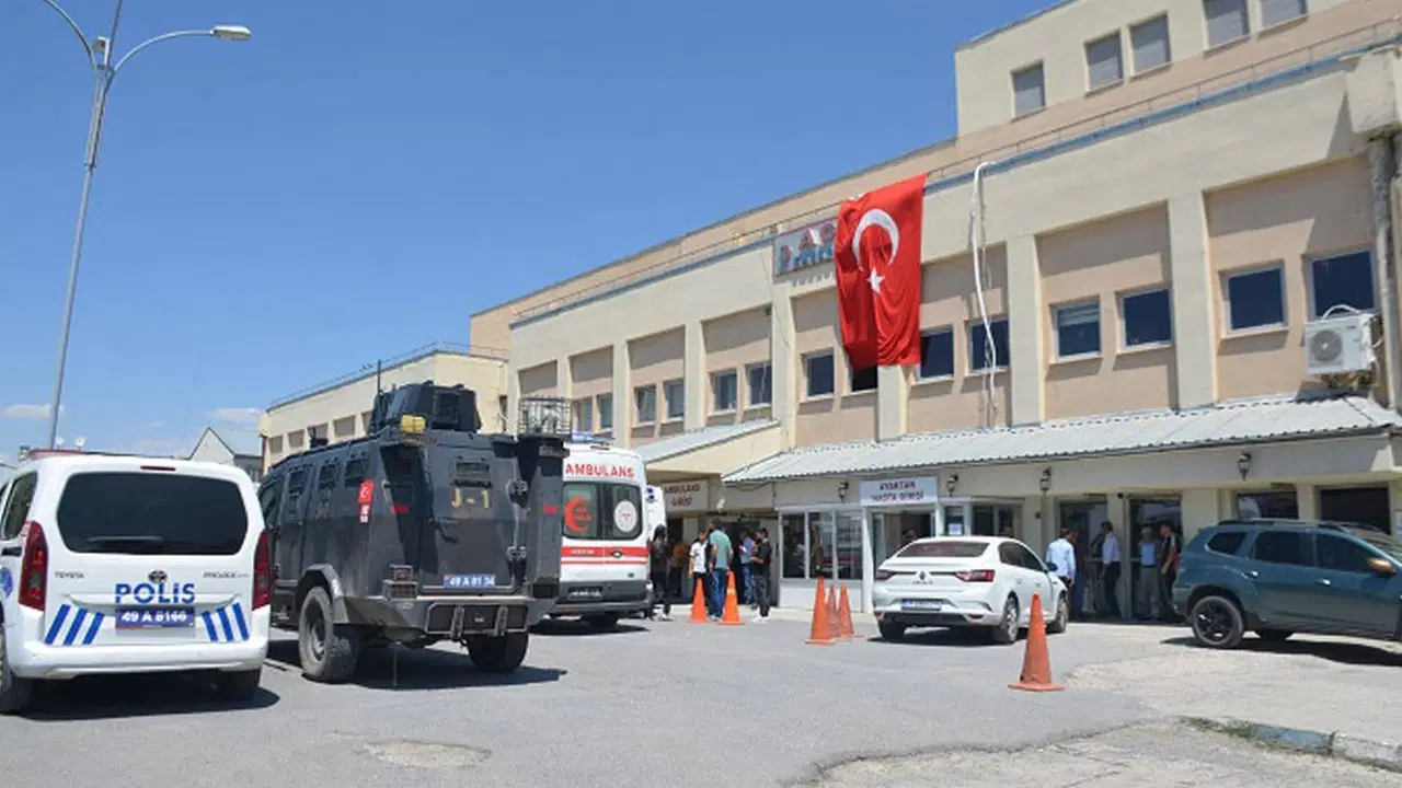 Muş'ta faciadan dönüldü... Traktörün römorku devrildi: 1 ölü, 23 yaralı