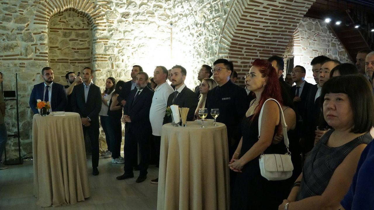 Barışın Kanatları fotoğraf sergisi İstanbul'da ziyarete açıldı